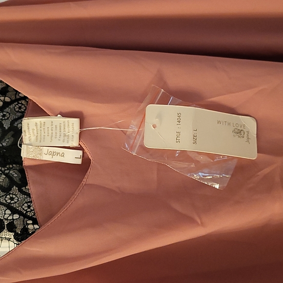 Women's Blouse - Picture 2 of 4